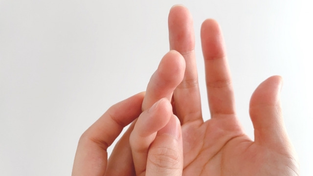 育児中のママは「ばね指」になりやすい?その原因と今すぐできる対策を紹介